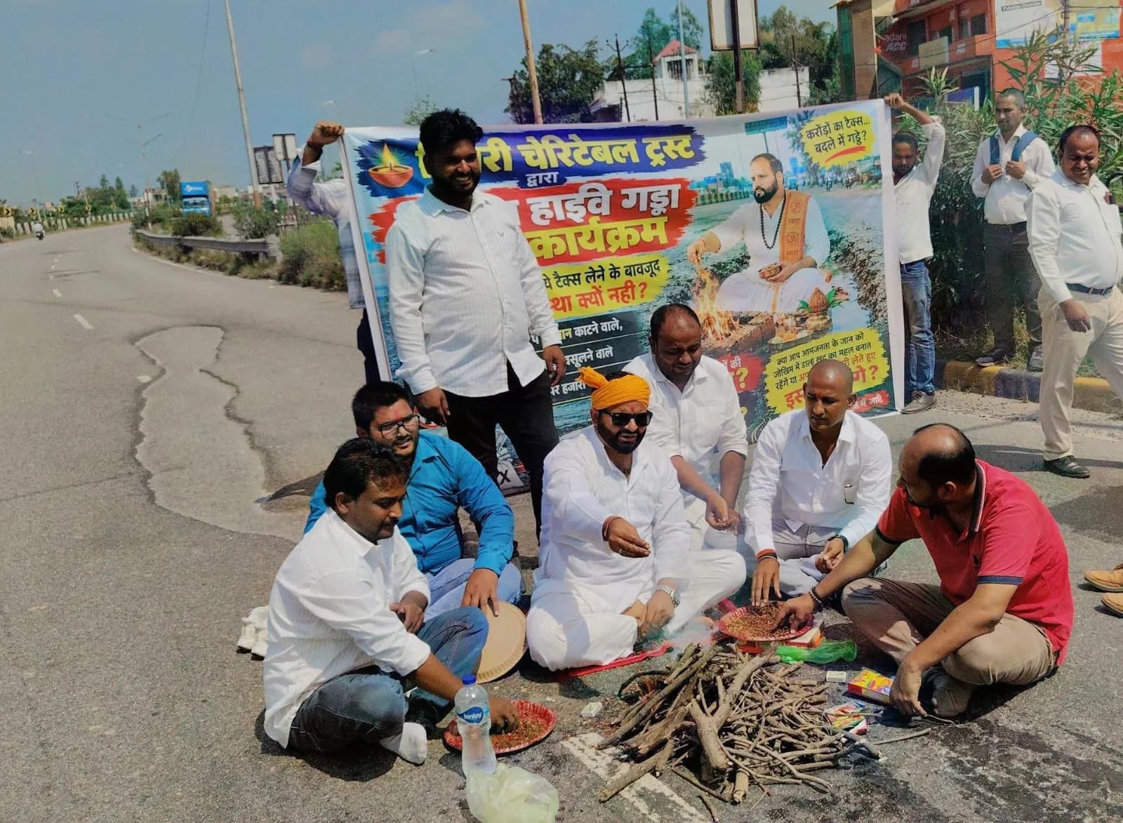 गड्ढायुक्त हाईवे से नाराज युवाओं ने सड़क पर ही कर डाला हवन