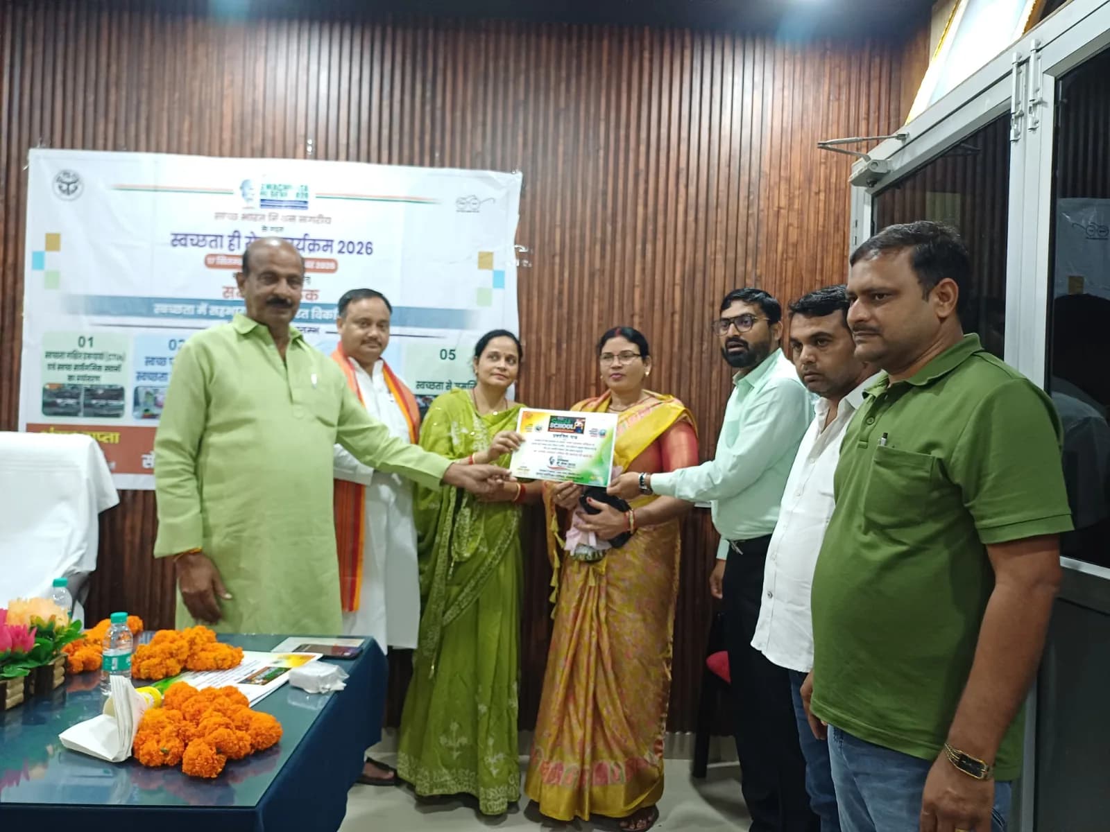 गांधी-शास्त्री जयंती पर नगर पालिका बस्ती में ध्वजारोहण, स्वच्छता का संदेश देने वाले मेधावी विद्यार्थी सम्मानित