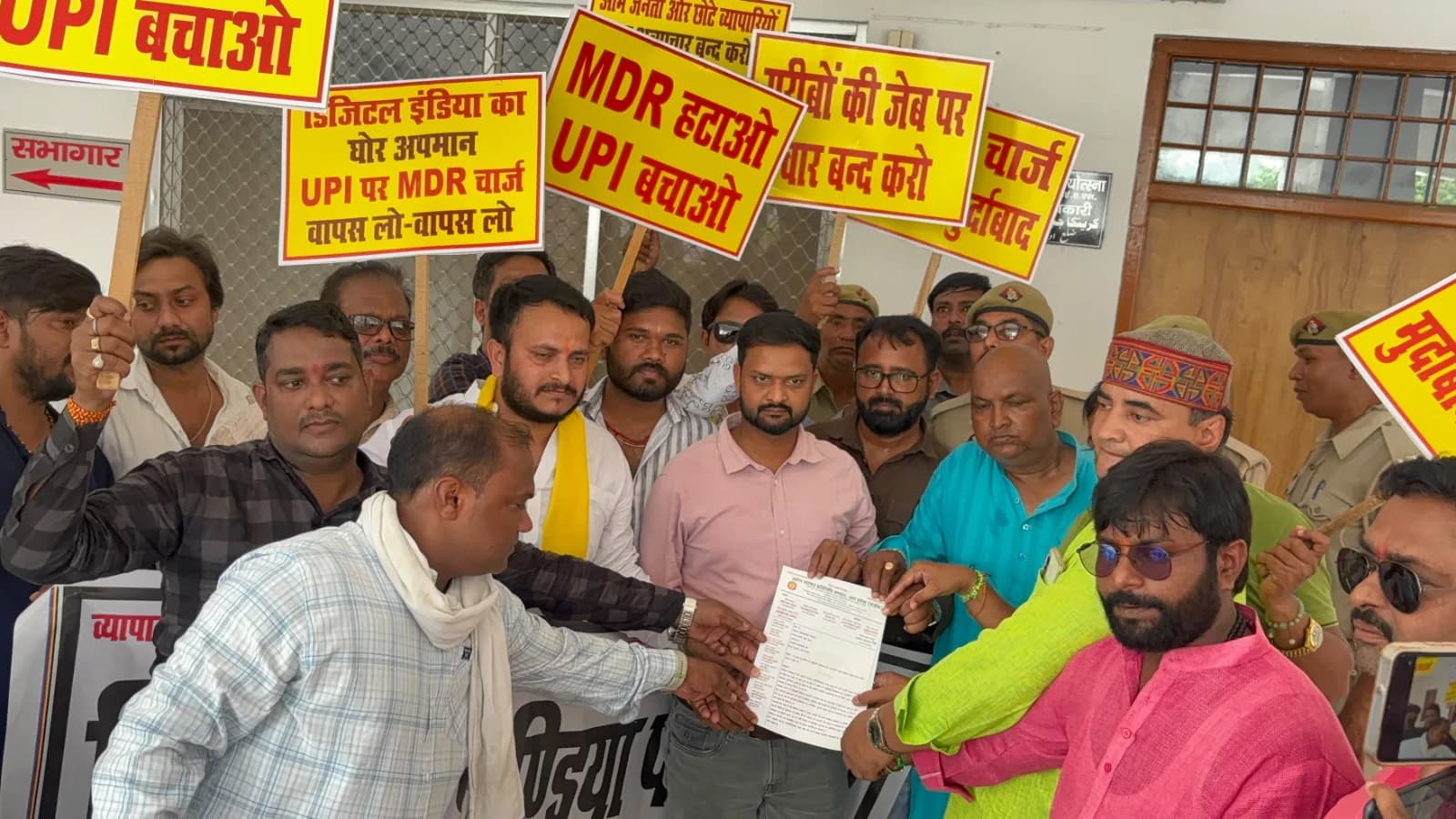 यूपीआई ट्रांजैक्शन शुल्क के विरोध में व्यापारियों का प्रदर्शन
