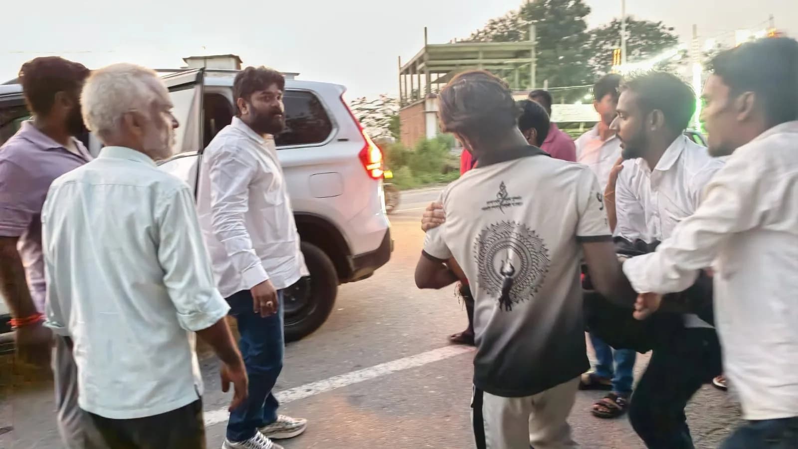 घायल महिला के लिए फरिश्ता बने अखिलेश चौधरी ‘विक्की’, निजी वाहन से पहुंचाया जिला अस्पताल